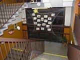 Esteticky vyzdobené schodiště pracemi žáků v pavilonu 1. stupně