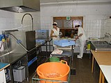 Školní kuchyň - likvidace zbytků a mytí nádobí