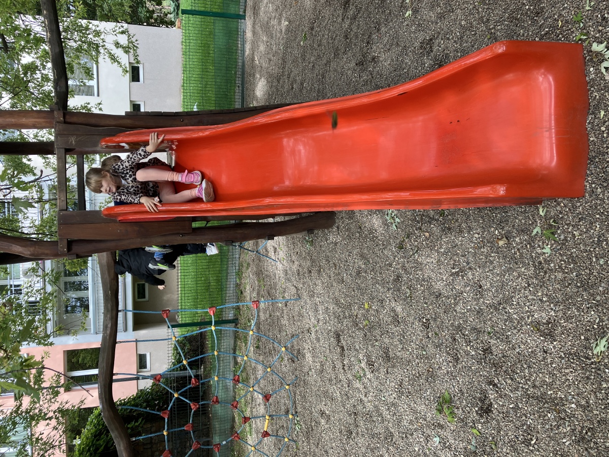 Červená třída na hřišti