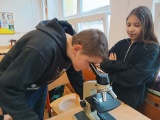 Mikroskopický svět v šestých třídách: Od senných nálevů k fascinujícím objevům